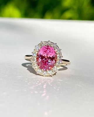 Anillo de compromiso de diamantes y zafiros rosados naturales de corte ovalado de 4,42 quilates de oro amarillo de 14 quilates Foto 1 de 4