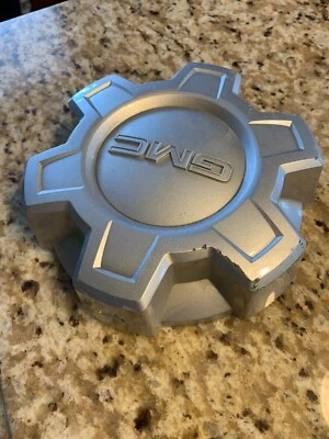 Camión GMC Sierra Yukon 1500 2019-2023 17" OEM tapa central plateada #84173372 Foto 1 de 4