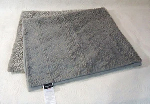 Manta para sofá Tahari Home - Gris - Peluche suave de piel sintética y acolchado de línea ondulada - Imagen 1 de 5