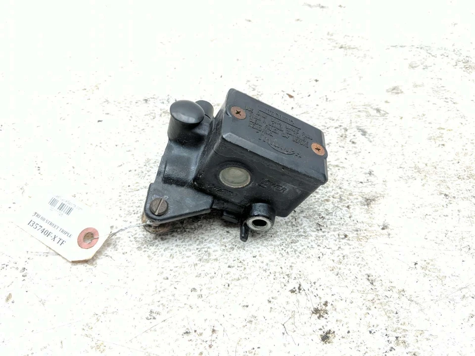 Cilindro maestro freno delantero derecho triple Triumph 675 Street 07-12 Foto 1 de 4