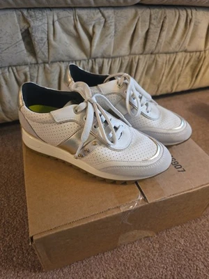 Tenis Geox D Tabelya para mujer con tachuelas doradas con cordones en blanco talla 6 Foto 1 de 4