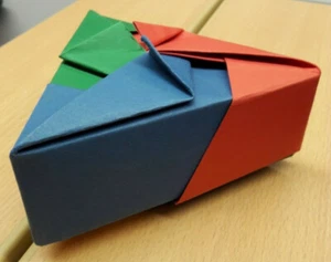Schachtel Origami dreieckig Karton gefaltet rot grün blau gelb box cardboard - Bild 1 von 4