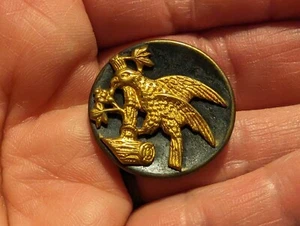 Vintage Vogel Papagei frisst Beeren Bild Button Story Kupfer goldfarben schwarz  - Bild 1 von 14