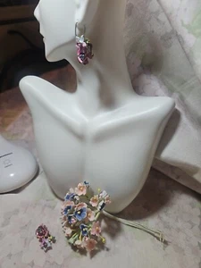 Earrings Pink Floral Austria ,Gold Tone Clip On, Rare! Vtg. Tiny enamel,signed - Picture 1 of 5