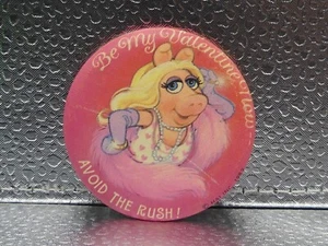Miss Piggy Be My Valentine Now Avoid The Rush Hallmark 1982 U.S.A Pinback Button - Picture 1 of 8