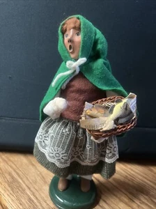 Byers Choice 2001 The Carolers - Irish Girl Fish Basket - Picture 1 of 22