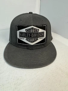 Cappello Harley Davidson aderente taglia 7 1/8 logo barra e scudo berretto piatto Bill nuovo senza etichette snapb - Foto 1 di 6