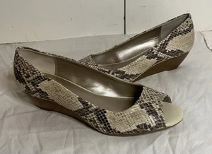 NWOT Women’s Alfani Step N Flex Snake Skin Peep Toe Wedge Pumps Size 8.5 - Picture 1 of 8
