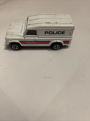 CORGI LAND ROVER 110 DEFENDER POLICE WHITE 1:64  DIE-CAST - Used Condition - Image 1 of 4