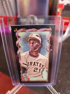 2023 Topps Allen & Ginter Roberto Clemente #27 Black Border Mini - Imagen 1 de 6