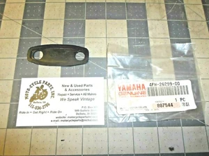 YAMAHA FZR1000 4FM-26299 MIRROR FITTING PLATE NOS 1 QTY OEM FREE SHIPPING - Bild 1 von 1