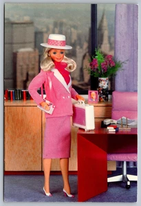 Nostalgische Barbie Puppe ~ Tag bis Nacht 1985 ~ UNBESPOSTT Vintage Büro Job Postkarte - Bild 1 von 2