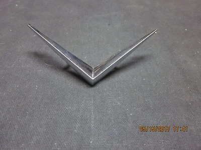 1955 年包装 400 "V" Patrician ROOF EMBLEM — 第 1/4 张图片