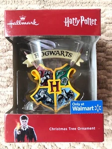 2018 Hallmark Red Box Harry Potter HOGWARTS CREST adorno de Navidad - NUEVO - Imagen 1 de 8
