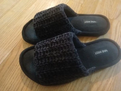 Chinelos femininos Nine West de malha preta espuma com memória biqueira aberta tamanho grande 9-10. UE 40 - Imagem 1 de 4