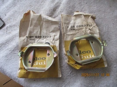 2 SOPORTES DE MONTAJE DE LÁMPARA DE RESPALDO CHEVROLET CORVAIR 1961-1964 NUEVOS DE LOTE - Nº de pieza 5953737 Foto 1 de 4