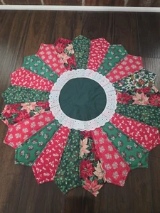 Falda Árbol de Navidad Acolchada Patchwork Vintage Rojo Blanco y Verde 30" + Encaje - Imagen 1 de 7
