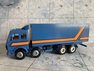 CONRAD - MERCEDES-BENZ #3068 - CAMIÓN DE CARGA 1/50 CON 8 EJES Foto 1 de 4