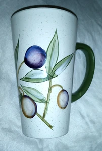 Taza de café alta de loza Pier 1 Sorrento blanca verde púrpura aceitunas - Imagen 1 de 7