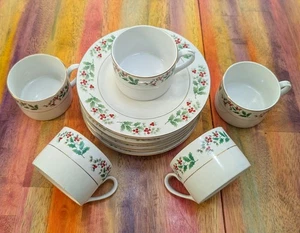 ⭐GIBSON EVERYDAY Salad Plate + Cup Set CHRISTMAS CHARM Dinnerware Holly Berry 13 - Picture 1 of 23