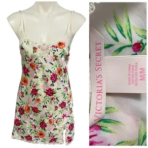 Vestido sin mangas Victoria's Secret Chemise para mujer mediano satinado y encaje ribete floral camisón - Imagen 1 de 13