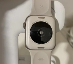 Apple Watch SE 44mm Starlight Aluminum Case with Sport Band, (GPS + Cellular) - Photo 1 sur 3