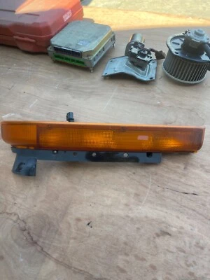 2000 TO 2004 MITSUBISHI FUSO FH RIGHT FRONT MARKER LIGHT SEE PICS - Image 1 of 3