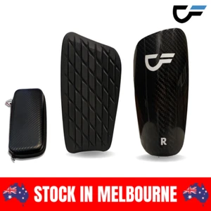 Espinilleras de fútbol profesional de fibra de carbono con estuche de transporte | Caro Futsal - Imagen 1 de 5