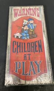 Letrero de placa de pared Wallace Berrie vintage años 70 7" x 3" advertencia niños jugando - Imagen 1 de 8