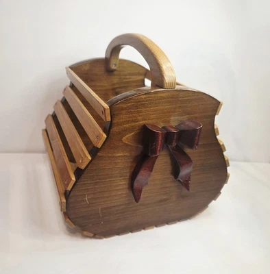 Listones de madera vintage con arco cesta de campo carrito de costura años 80 años 90 estilo cabaña Foto 1 de 4