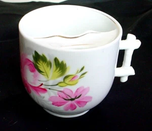 Antike Schnurrbart Tasse mit eckigem Henkel - Blumendekor - vermutlich deutsch - Bild 1 von 4