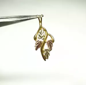 ZIERLICHER 10K MASSIVER GELBGOLD MEHRFARBIG GOLD BLÄTTER ANHÄNGER CHARM - Bild 1 von 9