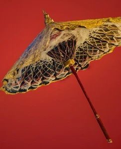 Sombrilla dorada decorativa artesanal vintage - malla de encaje e hilo - paraguas de ceremonia - Imagen 1 de 20