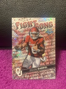 2022 BOWMAN’S BEST UNIVERSITY FIGHT SONG #FS-5 DILLON GABRIEL RC INSERTO SHIMMER - Foto 1 di 2