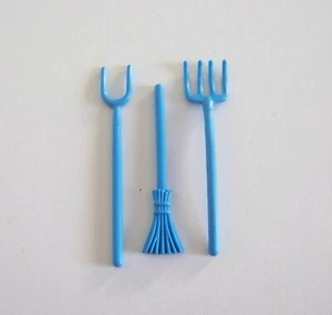 PLAYMOBIL (T1240) FERME - Outils Fourches Binette Bâton Bleu Paysan Champs - Imagen 1 de 1