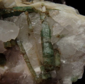 BERYL var. EMERALD interesting crystals on pegmatite ----  MOZAMBIQUE /pe200 - Picture 1 of 12