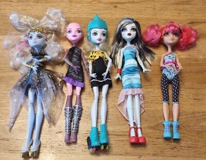 PACCHETTO 7 - Pacchetto giocattoli Monster High Dolls figure assortite - vedi descrizione - Foto 1 di 6