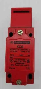 TELEMECANIQUE XCS-A803 Safety Switch 240V 3A - Picture 1 of 3