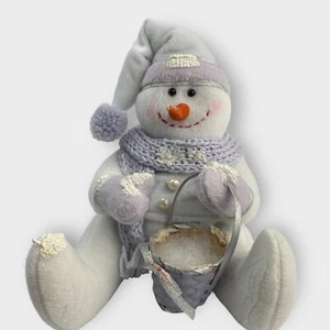 Plüsch Schneemann sitzend Weihnachtsdeko lila Schal Mütze mit Korb Weihnachten - Bild 1 von 7
