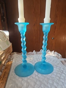 Tiffin gedrehte Stiel 40er Kerzenständer blau satiniert Farbe Glas 9" 2er Set Dekor - Bild 1 von 11