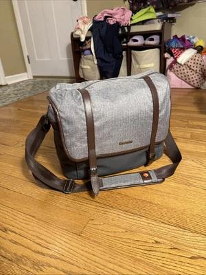 Manfrotto Windsor Camera Storage Messenger Bag 14x10 Grey - Image 1 of 4