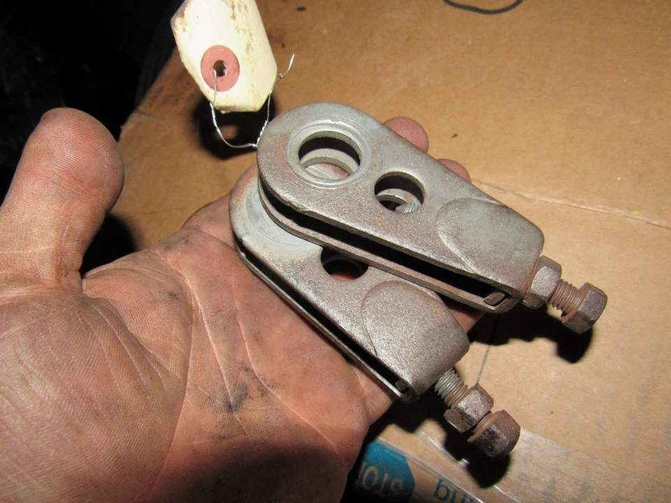 Tensores ajustadores de cadena de transmisión Suzuki GS450 T 1980 Foto 1 de 1