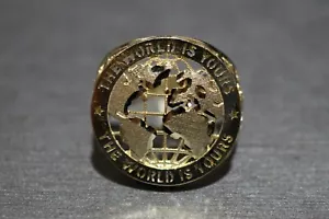Anillo para hombre de corte de diamantes de oro amarillo liso de 10 K THE WORLD IS YOURS. Talla 11,5 - Imagen 1 de 7