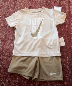 Nike Kleinkind Jungen Set Shirt & Shorts 24 Mos. NEU Fallschirm Beige - Bild 1 von 4