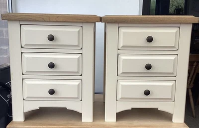 Solid oak COTSWOLD Pair of Bedside Tables - Image 1 of 4