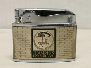 Accendino pubblicitario piatto Champion Auto Supply Co. RARO Made in Japan - Foto 1 di 3