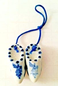 Mini Delft Niederländische Clogs Windmühle Keramik 0,5 x 1,25 Zoll blau/weiß handbemalte Schuhe - Bild 1 von 3