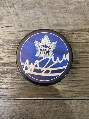 Disco retro reverso hojas de arce autografiado por Morgan Rielly Toronto NHL Foto 1 de 2
