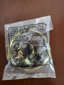 Vintage Der Gefängniswärter Schlüsselanhänger und die Polizistpfeife Messing NEU Neu in Tasche - Bild 1 von 3