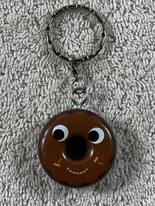 Llavero de vinilo Kidrobot rosquilla de chocolate Attack of the Donuts Yummy World 2/24 - Imagen 1 de 3